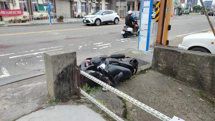 遭撞騎士的機車幾乎全爛！翻攝畫面