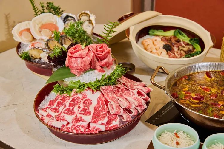 「御選牛品匯」嚴選玫瑰牛舌、無骨牛小排和澳洲和牛雪花，三重口感交織出層次豐富的味覺饗宴。業者提供