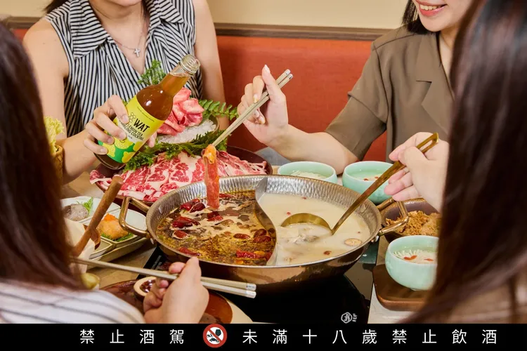 太極鴛鴦鍋搭配澎湃主餐，花卉造型料理點綴餐桌儀式感，煲出屬於母親節的幸福滋味。業者提供