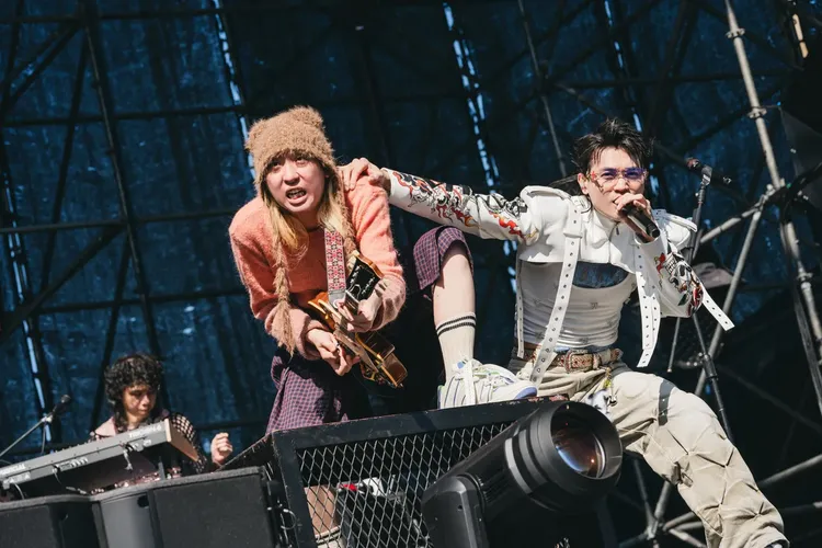 美秀集團主唱狗柏（右）與吉他手修齊被發現已互相取消IG追蹤。夥球擊提供