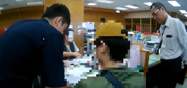陳男想當約砲「VIP」，到銀行提款時被警方及行員勸阻。民眾提供