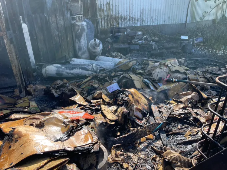 警消撲滅火勢。桃園市消防局提供