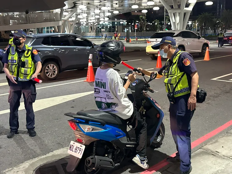 高雄警方12日晚間交通大執法，取締酒駕。翻攝畫面