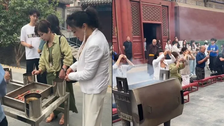 張蘭和Mandy媽媽點香、舉香，希望汪小菲與Mandy今天婚禮一切順利。翻攝張蘭俏江南創辦人微博