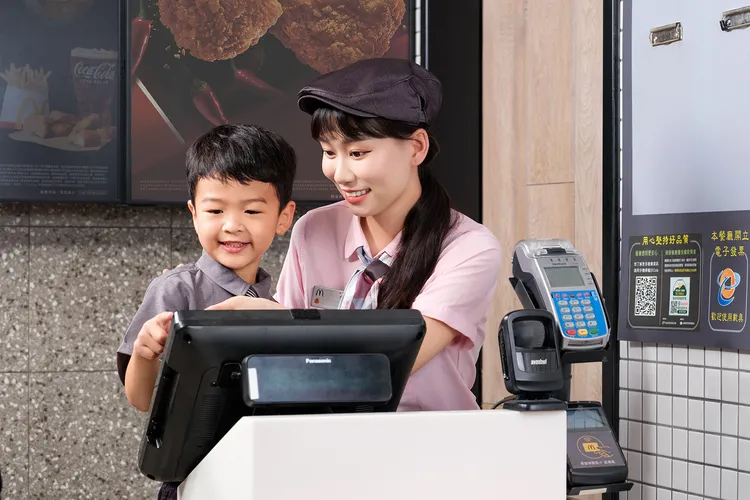 「小麥麥體驗營」讓孩子穿上專屬制服模擬點餐。麥當勞提供