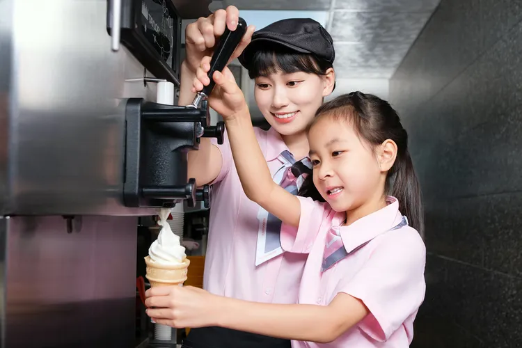 「小麥麥體驗營」可讓孩子親手製作蛋捲冰淇淋！化身麥當勞「小小經理」或「小小款待大使」。麥當勞提供