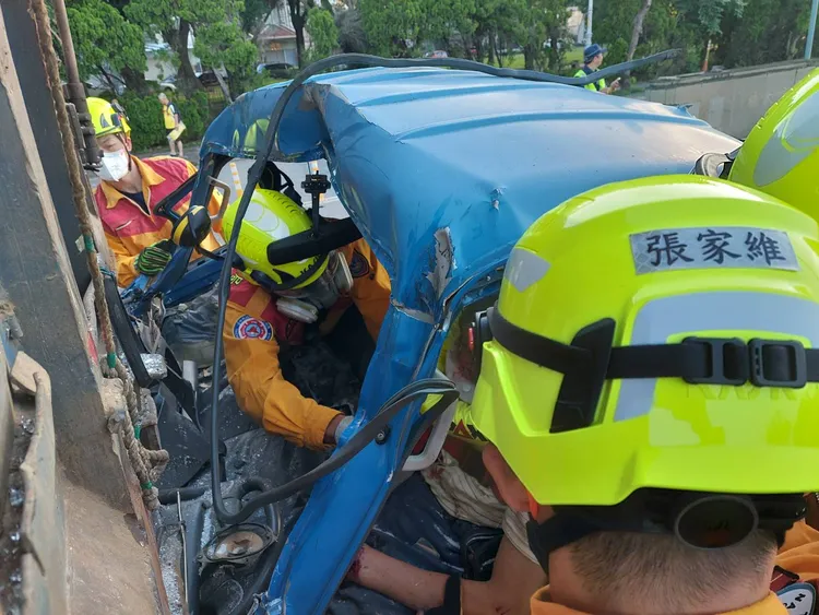 消防人員以破壞器材搶救受困的小貨車駕駛。民眾提供