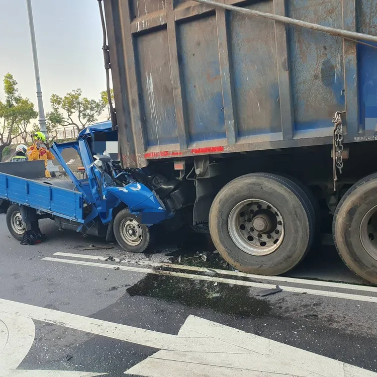 小貨車車頭卡在大貨車車斗下方。民眾提供