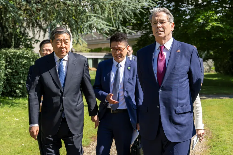 美國財掌貝森特（右）與中國副總理何立峰10日在日內瓦舉行會談。路透社