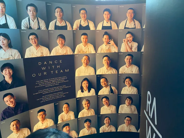 現場展示與江振誠一同前往新加坡萊佛士酒店駐村的RAW團隊。莊偉祺攝