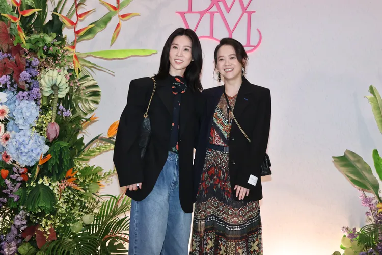 謝盈萱（左）和曾寶儀出席婚禮。莊宗達攝