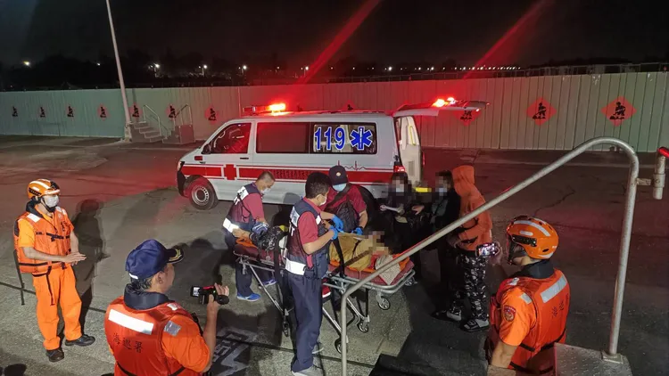 海巡艇將印尼漁工載到安平港，再由救護車送往市醫救治。翻攝照片