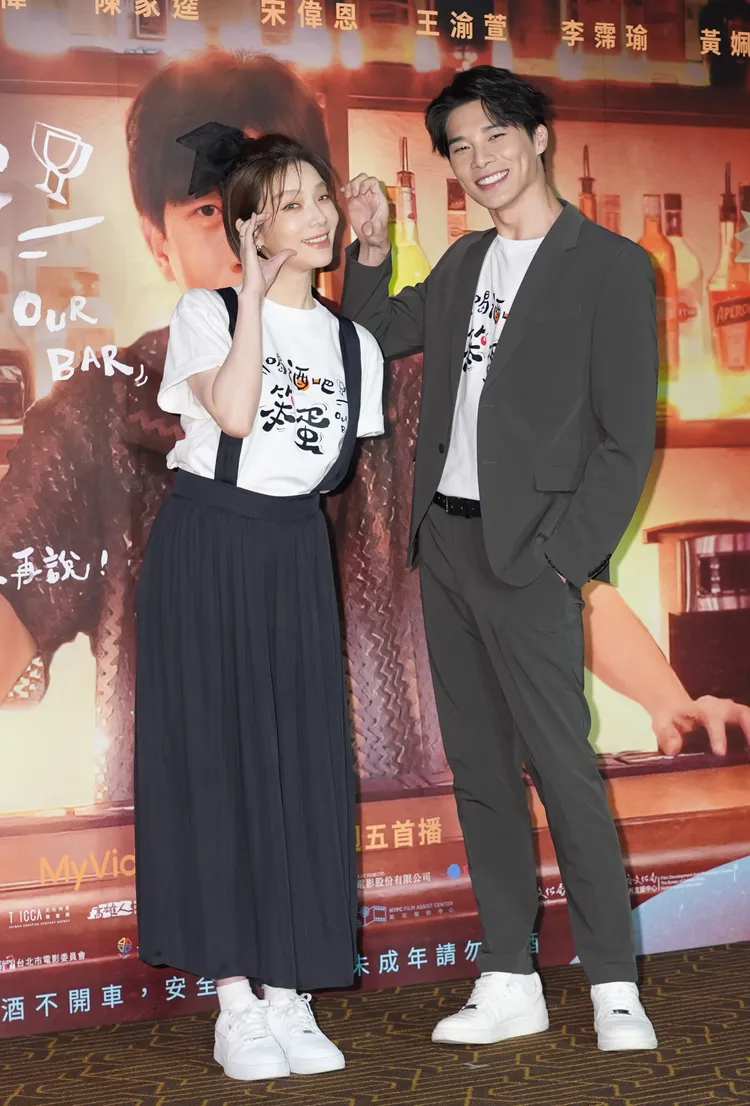 蔡淑臻（左）和宋偉恩搞笑拍照。攝影中心攝