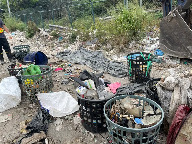 清潔隊人員在遭退運的清潔車中，清出約20公斤的資源回收物。南投市公所提供