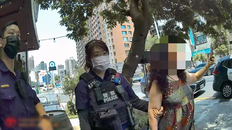 警方勸阻女房東。翻攝畫面