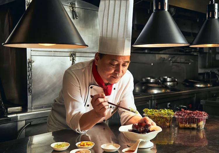 台南遠東香格里拉醉月樓中餐廳許忠賢師傅，30年經典功夫菜作，融合江浙、滬式、粵味與川菜之技，展現「中菜技藝當代表述」的匠心精神。業者提供