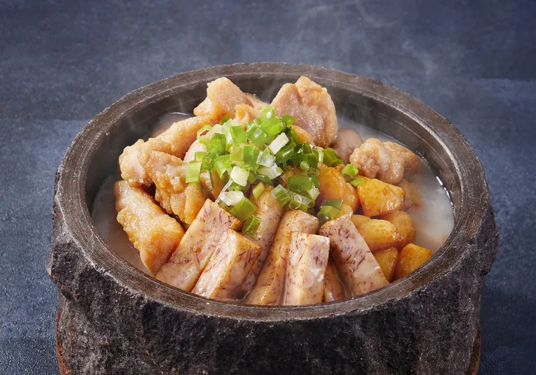 台南遠東香格里拉醉月樓餐廳推出「石鍋香芋燒雞」精選甲仙芋頭與放養雞腿，芋頭炸香定型，與雞肉一同乾燒入味。以石鍋保溫聚香，展現滬菜火候技藝的經典代表。業者提供