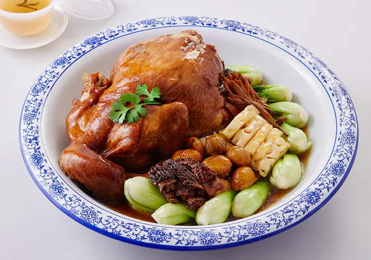 「羊肚菌南靖封雞」特採福建封雞工法，以羊肚菌與關廟鳳梨燉煮，風味溫潤、湯底菌香果香並存，是滋補宴席首選。業者提供