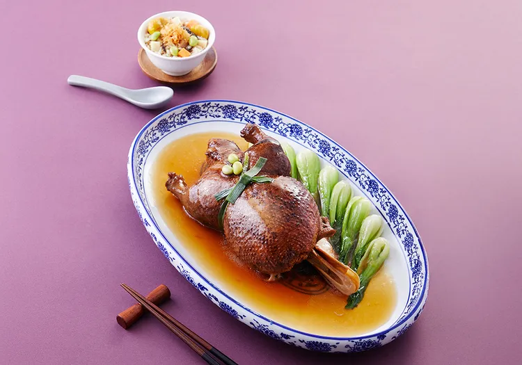 台南遠東香格里拉醉月樓餐廳「老上海瑤柱葫蘆鴨」將清宮御膳經典再現。整隻去骨鴨填入糯米、蓮子、金華火腿等八寶餡料，低溫慢火封燒數小時。業者提供