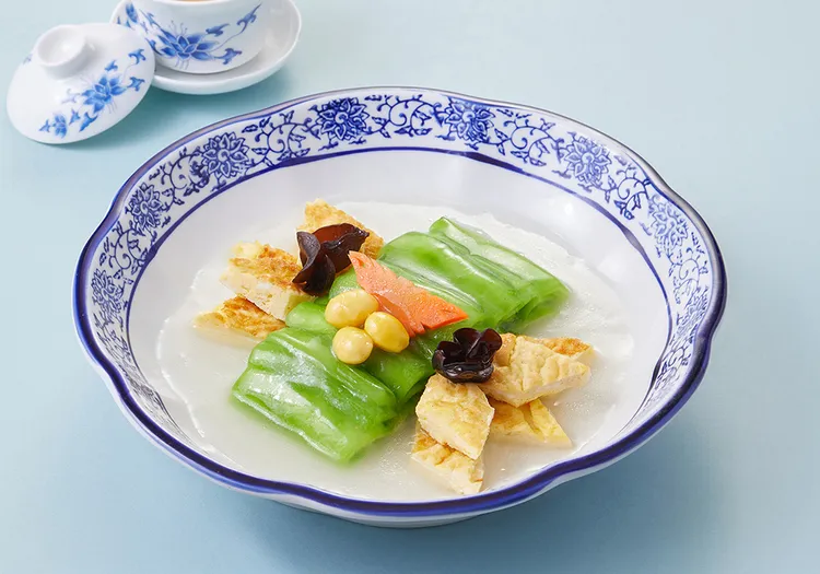 「絲瓜老燒蛋」滬式家常佳餚，蛋先高溫煎酥後切絲，與鮮絲瓜共炒；蛋香吸瓜甜，水潤不焦，火候細緻，簡中見巧。業者提供