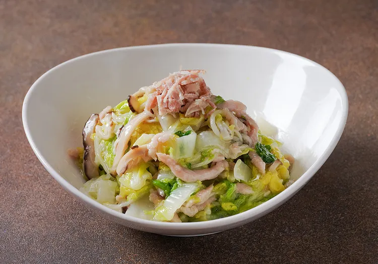 台南遠東香格里拉醉月樓餐廳推出「爛糊肉絲白菜」滬味家常代表，將肉絲與白菜以瑤柱高湯慢燉，掌控收汁與火候，「爛糊」卻不失口感，是考驗基本功的經典小菜。業者提供