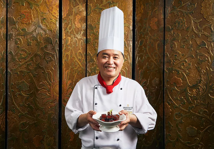 台南遠東香格里拉醉月樓，由許忠賢主廚30年廚藝歷練，融合江浙、滬、粵、川菜精粹，精準掌握火候節奏，以現代手法詮釋中菜技藝，打造具深度與創新的功夫料理。業者提供