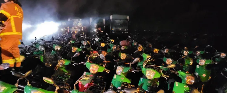 消防局到場灌救。翻攝畫面