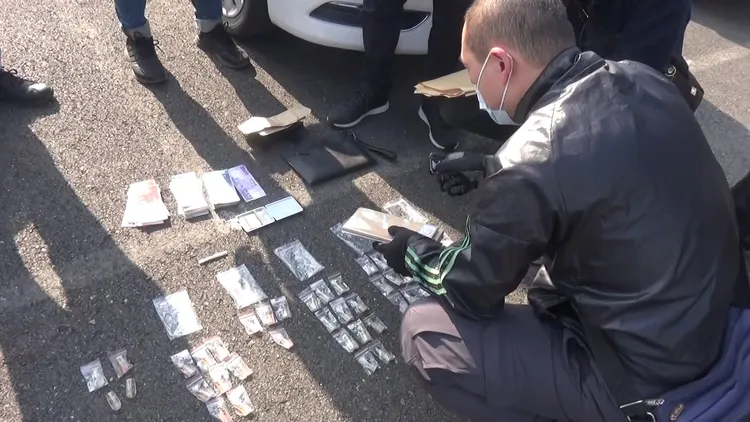 警方起出大批毒品。翻攝畫面
