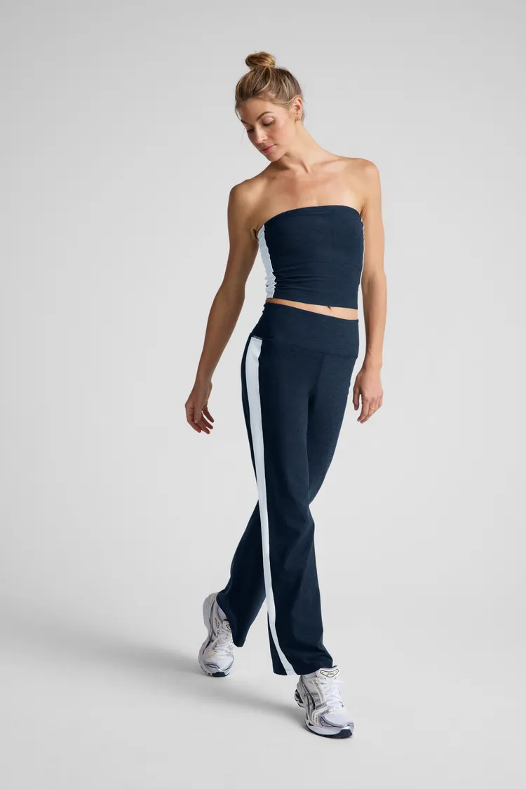 BEYOND YOGA Spacedye極簡平口上衣3980元、Spacedye極簡寬褲5480元。品牌提供