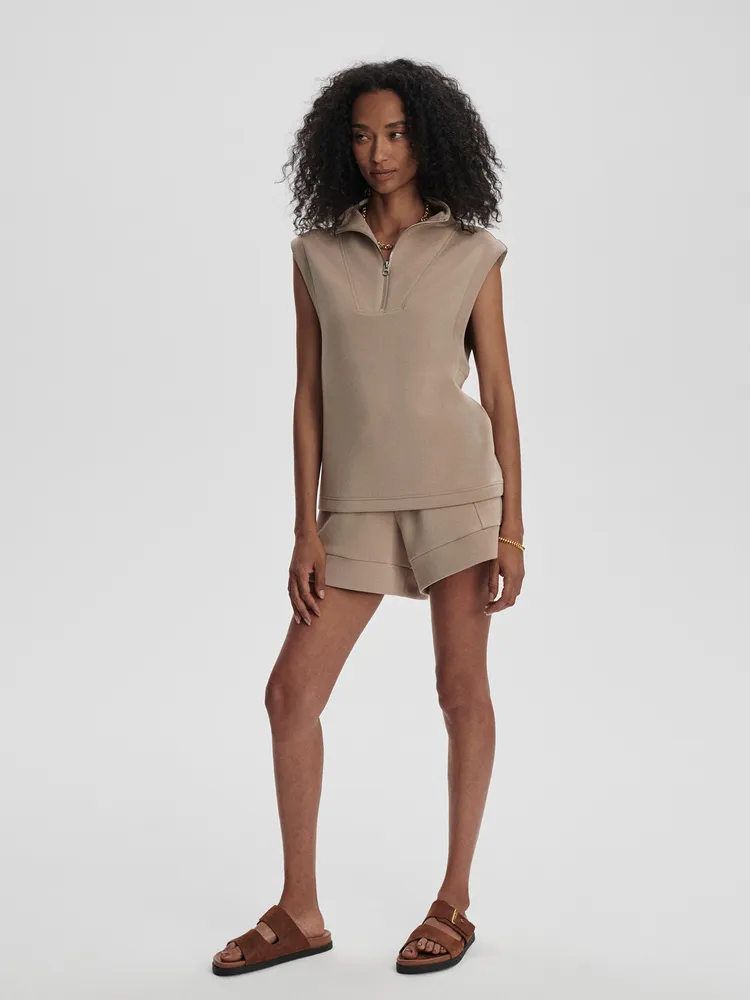 VARLEY半拉鍊無袖上衣5380元、 高腰短褲3680元。品牌提供