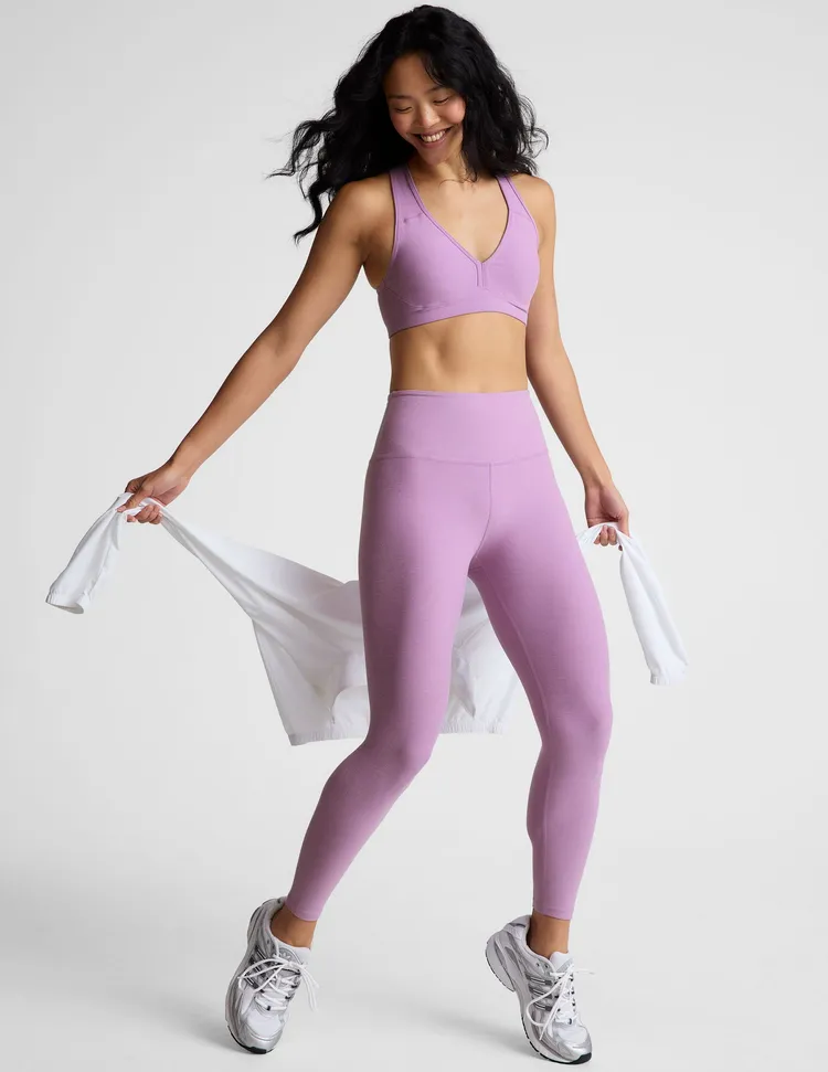 BEYOND YOGA Spacedye好感運動內衣3280元、Spacedye好動高腰緊身褲4380元。品牌提供