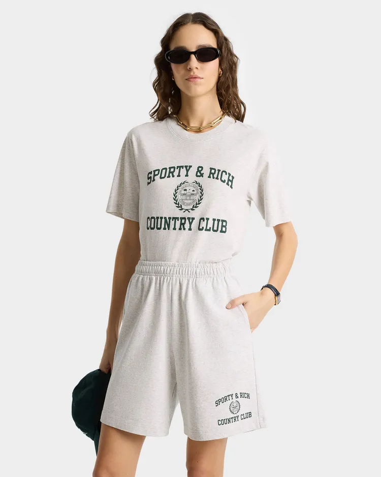 Sporty & Rich Varsity Crest T-Shirt 印花圓領T恤3080元、Varsity Crest Disco Short印花休閒五分褲4680元。品牌提供