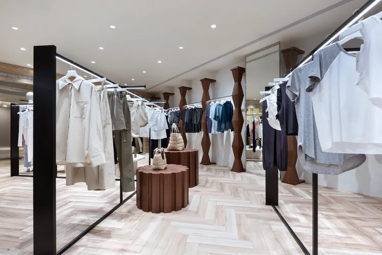 ASPORT微風廣場門市店裝在溫潤木質、沉靜石材間融合運動滾輪、幾何線條。品牌提供