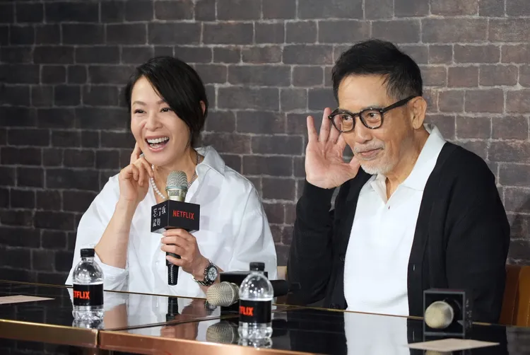 秦漢（右）除了耳朵不好，心和身體都很年輕，左為劉若英。攝影中心攝