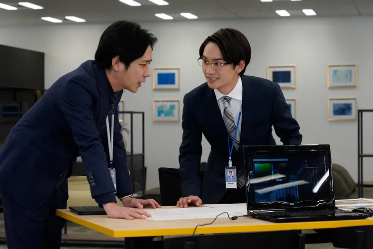 藤原丈一郎（右）飾演二宮和也的公司後輩。車庫娛樂提供