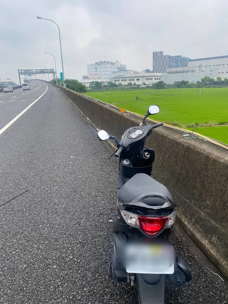 黎男所騎乘機車就在五楊高架路肩奔馳，讓人看了膽戰心驚。警方提供