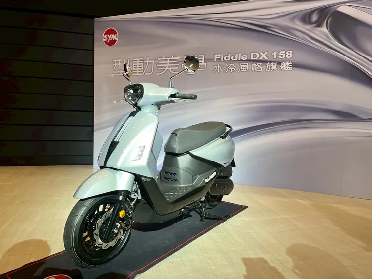 車頭承襲 Fiddle 車系圓潤弧線風格，搭配全 LED 燈組及全新設計的「弦浮」日行燈。周奕豪攝