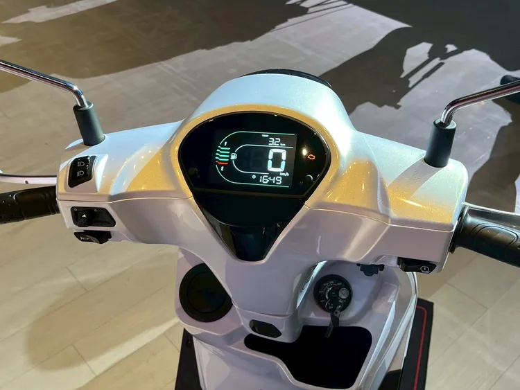 Fiddle DX 158 與 Fiddle 125 均配備 LED 全車燈具、可自動調光的彩色儀表板。林浩昇攝