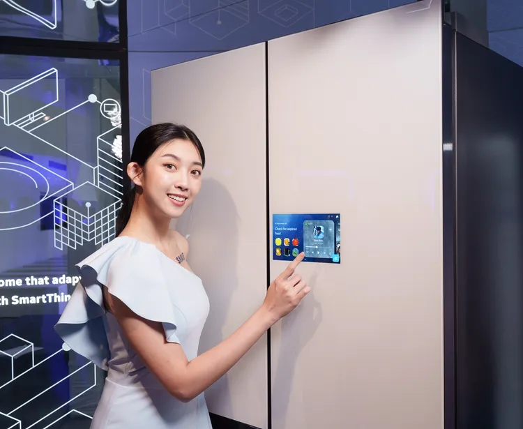 Bespoke AI Hybrid四門旗艦冰箱導入「AI 智慧鏡頭與食材辨識系統」提供消費者全新食材保鮮與管理智慧體驗。三星提供