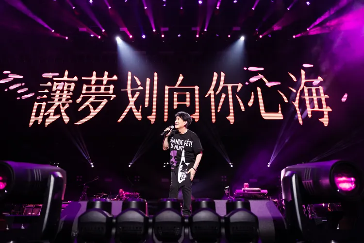 周華健經典歌曲串燒，掀起全場大合唱。圖／擺渡人、寬魚國際提供