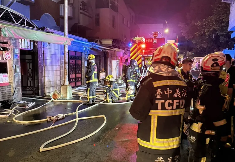 台中市消防局出動19車40人馳援，半小時內將火勢撲滅，屋主及時逃生。翻攝照片