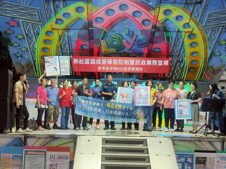 東勢警分局利用活動場合贈送「掛包警示燈」給長者。警方提供