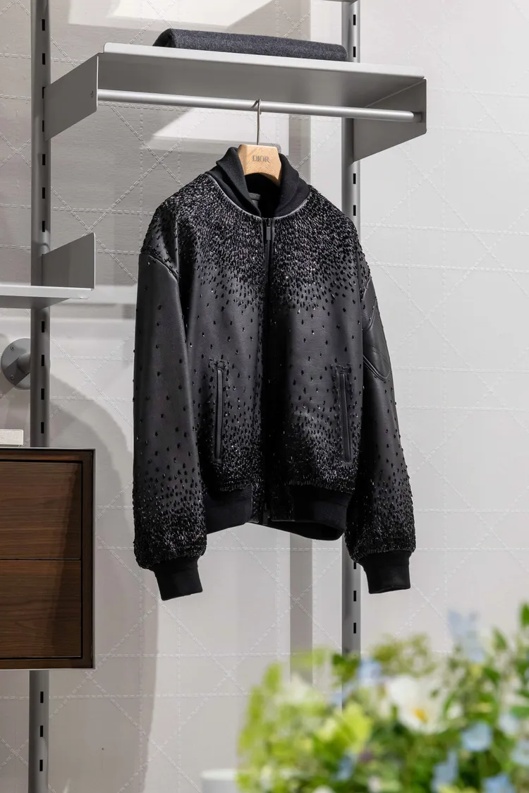 男士外套運用刺繡、串珠等細膩工藝，每件耗時約200小時才完成。