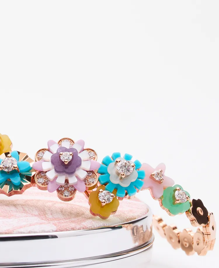 Diorigami系列運用彩漆裝飾出繽紛視覺。品牌提供