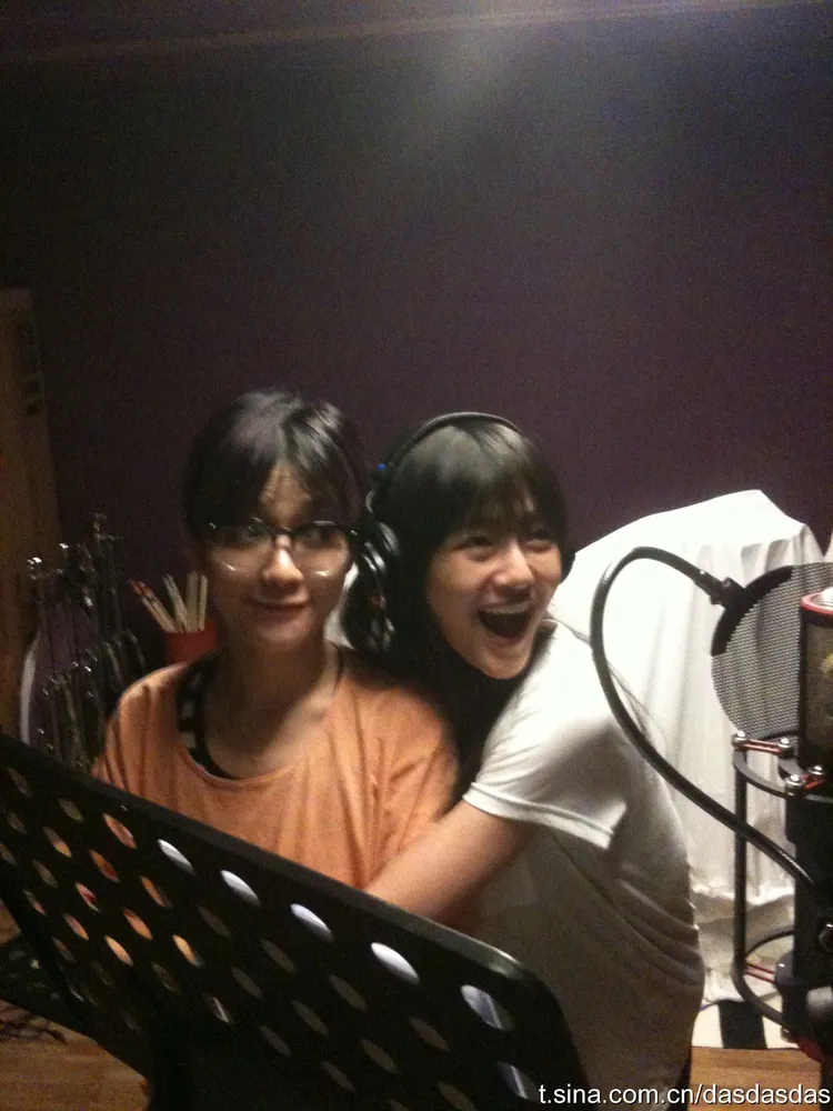 大S（右）演唱《泡沫之夏》片尾曲《鑽石》，好姊妹范曉萱譜曲並陪她錄音。翻攝大S微博