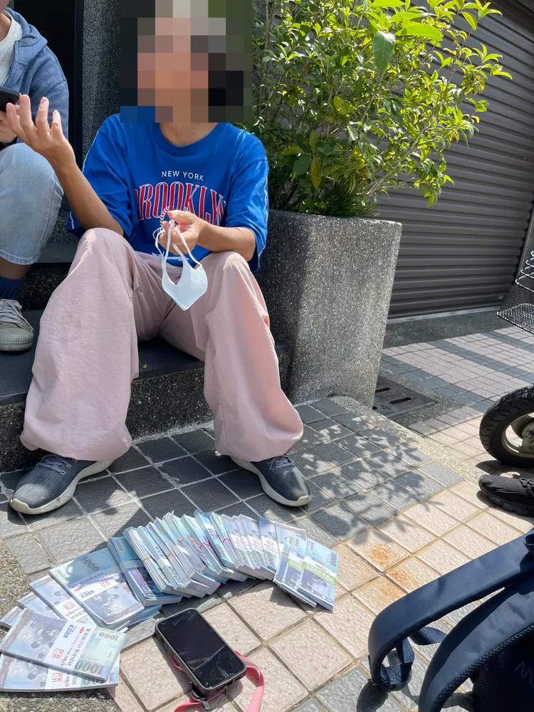 陳姓女車手出面向被害人拿取200萬元，被警方當場逮捕。民眾提供