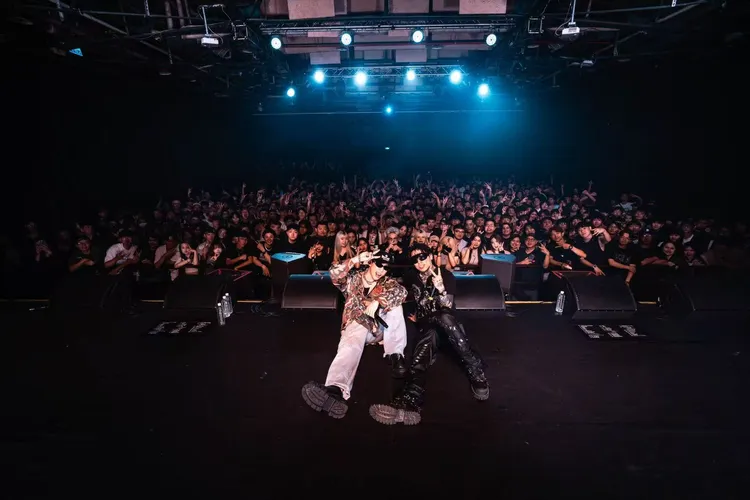 ØZI（左一）與PSY.P跟歌迷大合照。PSY.P提供