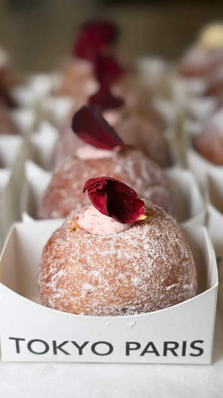 東京巴黎甜點全新推出「生甜甜圈」系列新品，豪奢選用日本北海道冬麥製麵粉與頂級原料及台灣在地特色食材助攻美味，台灣芋頭玫瑰都入餡。業者提供