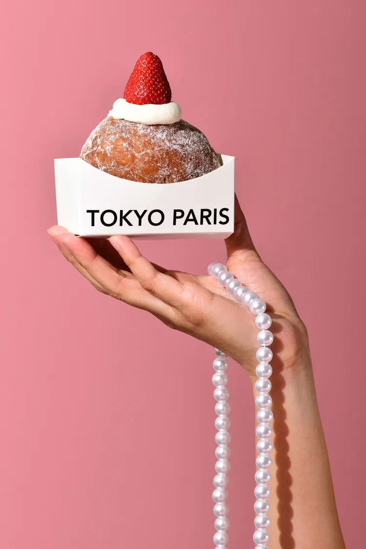 東京巴黎甜點「生甜甜圈」首發共推出八種內餡口味，其中「草莓生乳」售價95元，內餡以北海道生乳及法國鮮奶油製成，甜甜圈點綴新鮮草莓，可愛迷人甜蜜無窮。業者提供