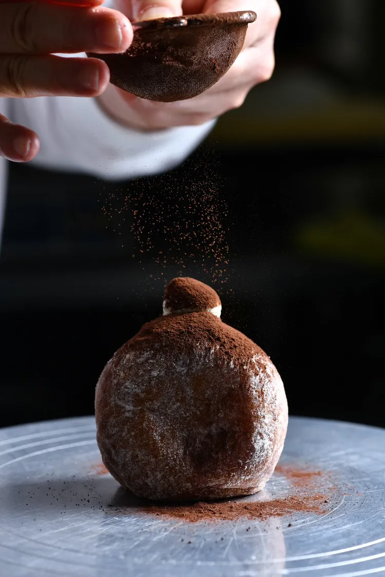 東京巴黎甜點全新推出「生甜甜圈」系列新品，由日本師傅親自傳授指導，除師承正宗生甜甜圈工藝技法外，還嚴選來自北海道食材原料，因此保有外蓬內Q招牌特色，東京巴黎甜點更解鎖烘焙工法提高麵體含水量，讓口感加倍具彈勁。業者提供